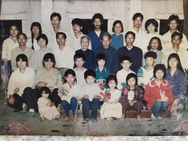 四版之一 全家福，曾祖父坐在中间.jpg