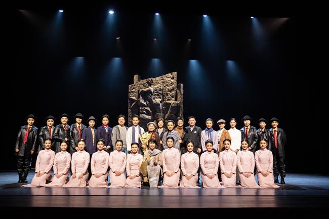 演出后合影.jpg 演出后合影.jpg