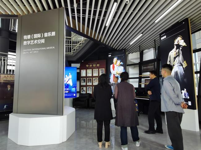 参观数字艺术空间.jpg 参观数字艺术空间.jpg