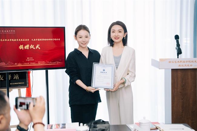 捐赠赠书.jpg 捐赠赠书.jpg